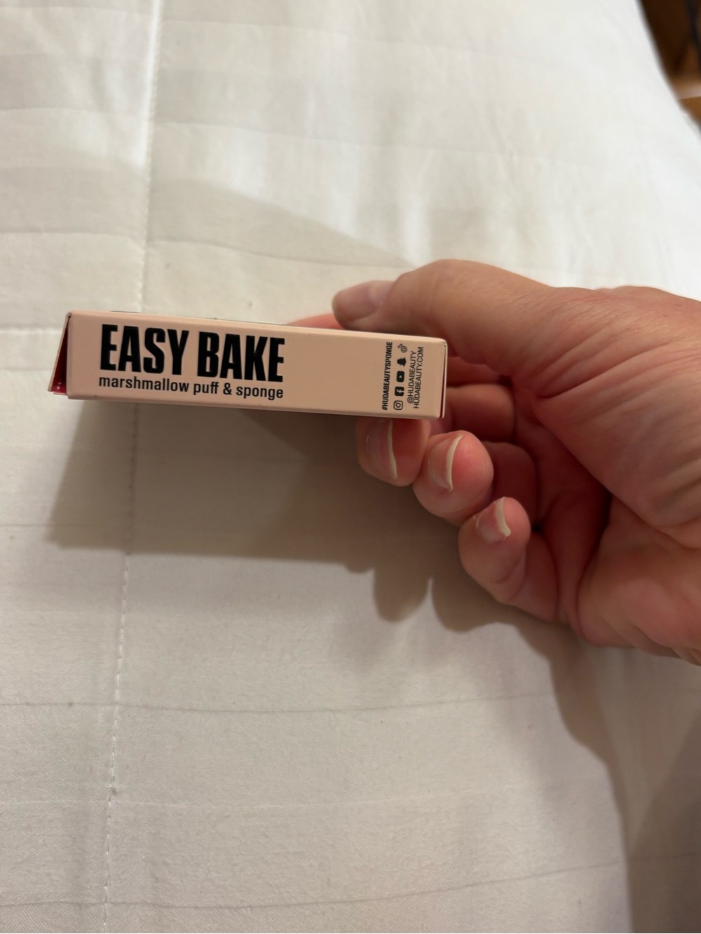 HUDA BEAUTY Easy Bake Marshmallow Puff & Sponge - Soft Pink & Black - Picture 3 of 5